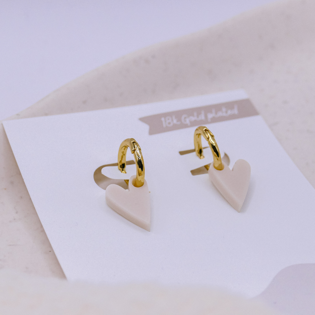Pendientes en forma de corazón de acrílico criollo con corazones blancos, chapados en oro de 18 quilates
