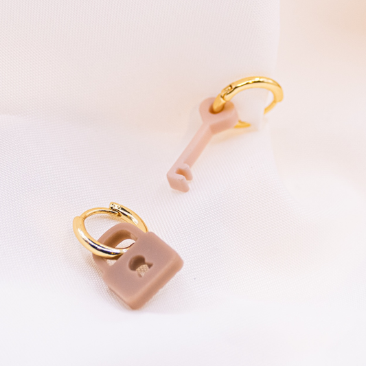 Aretes criollos acrílicos con llave y candado, chapados en oro de 18 k