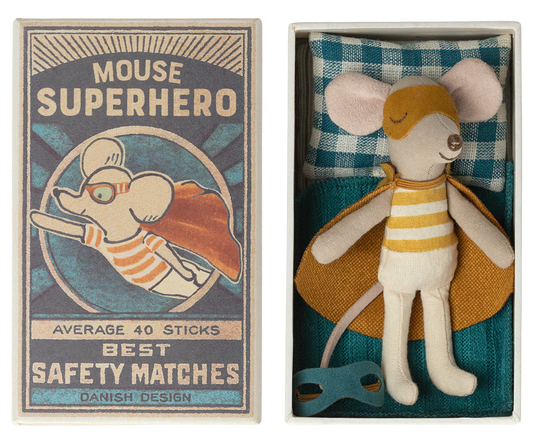 Ratón superhéroe, hermano pequeño en caja de cerillas