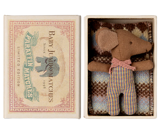 Ratón bebé dormilón y despierto en una caja de cerillas - Rosa