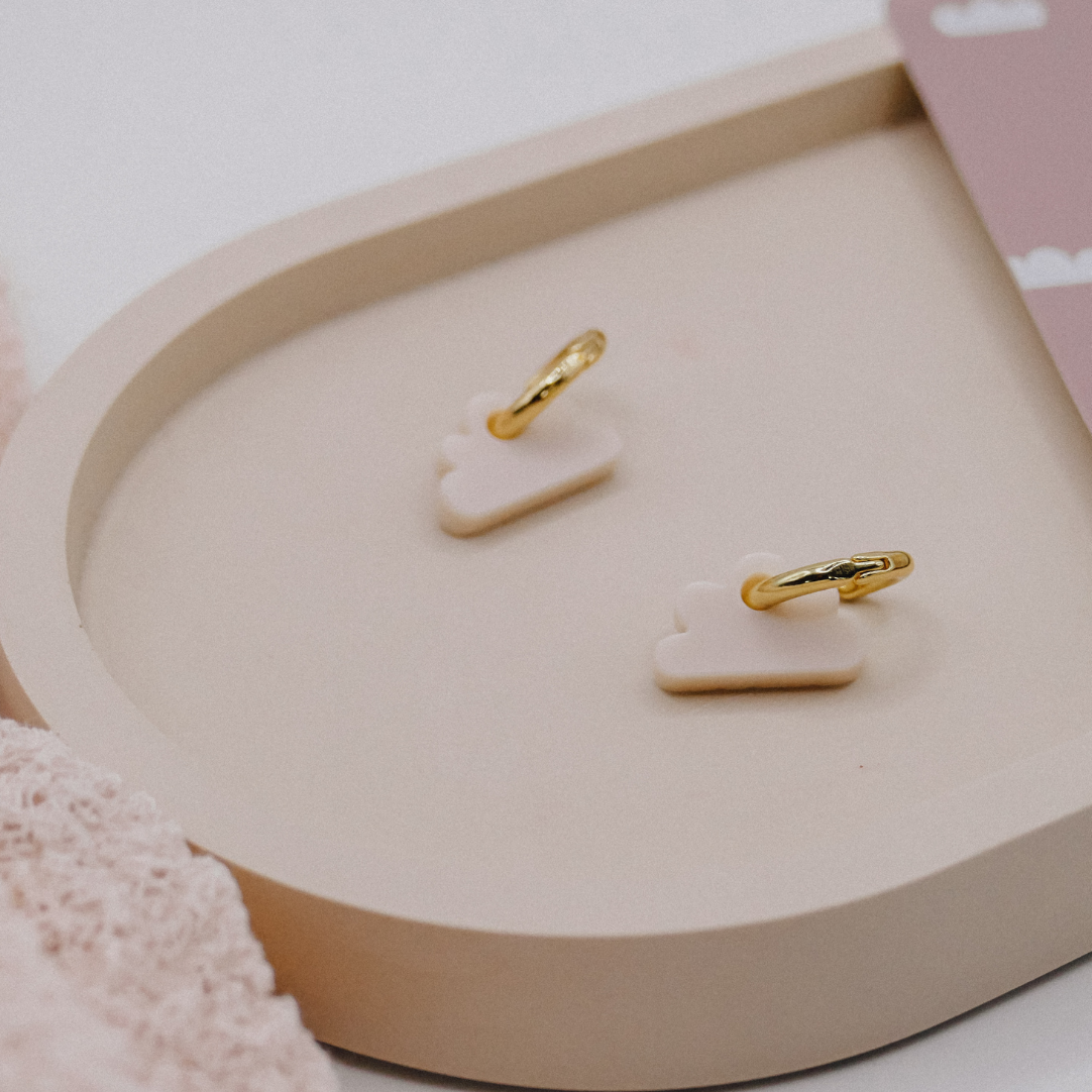 Pendientes de nube criolla en forma de nube blanca chapados en oro de 18 quilates