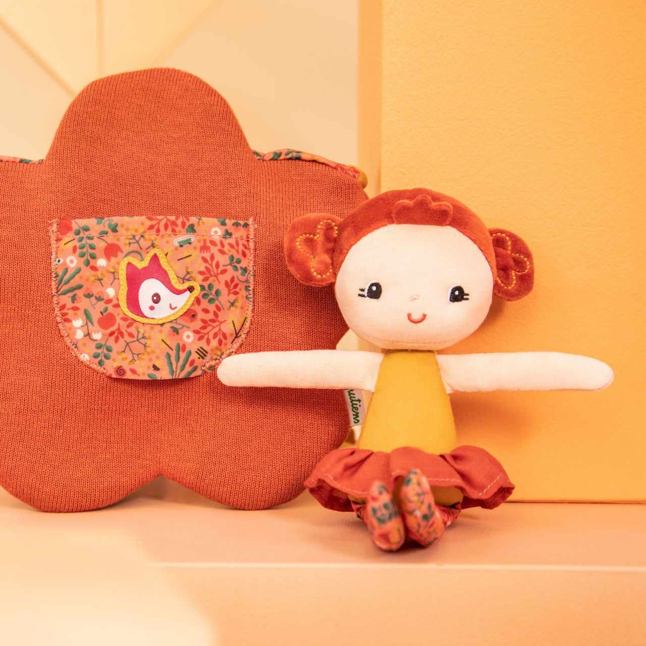 MUÑECA ADÈLE CON BOLSO DE FLOR