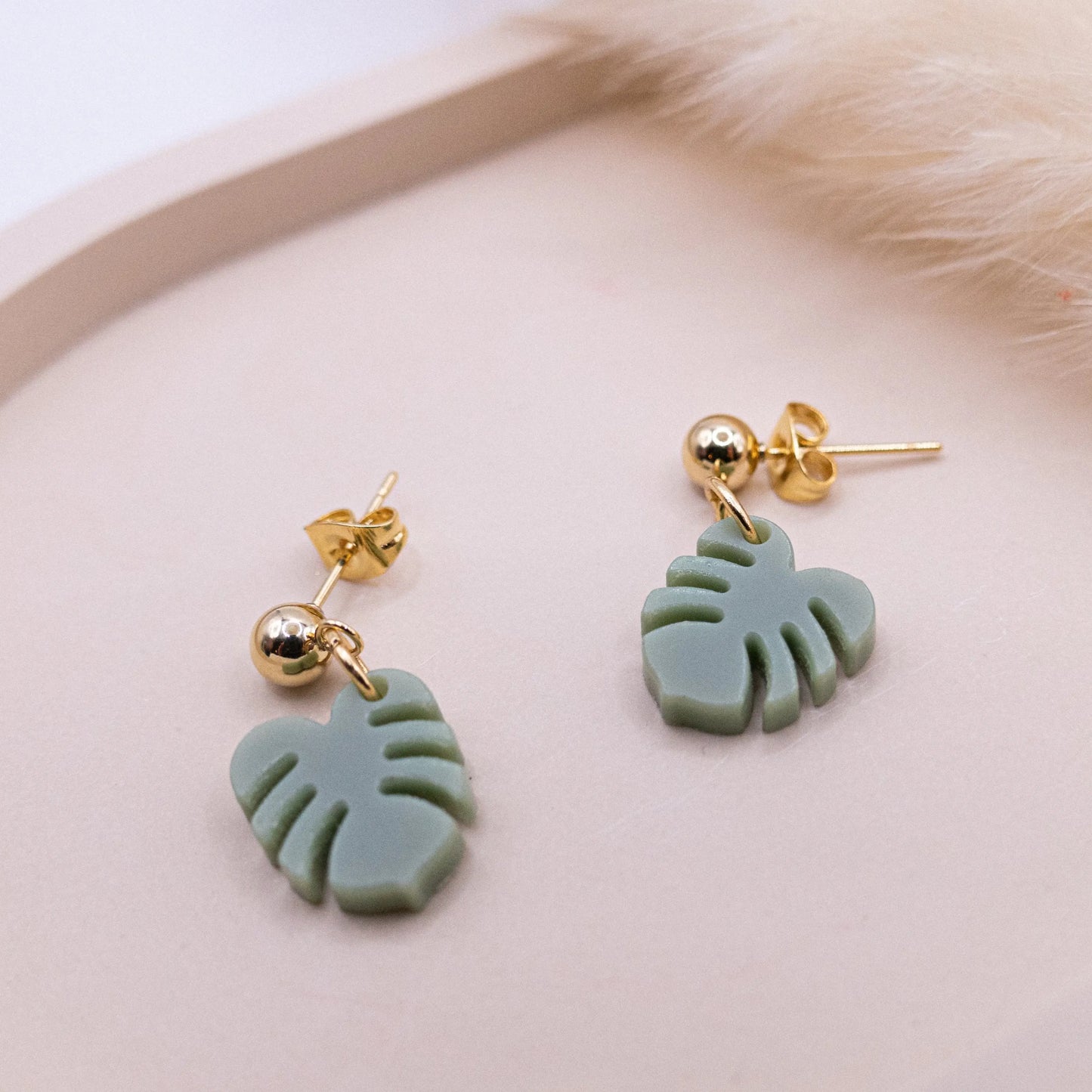 Pendientes acrílicos Monstera: pendientes ligeros con forma de planta de canela