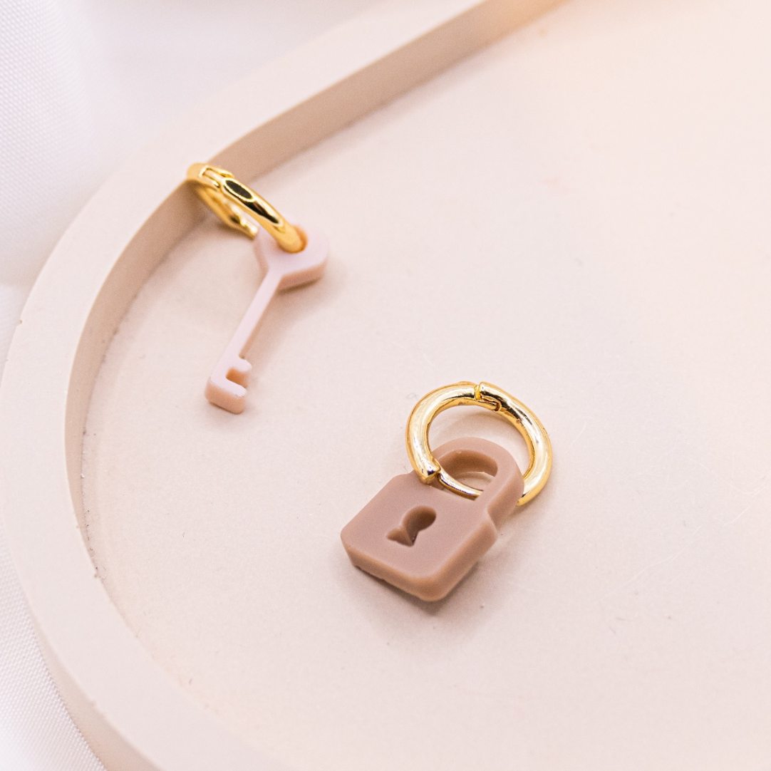 Aretes criollos acrílicos con llave y candado, chapados en oro de 18 k