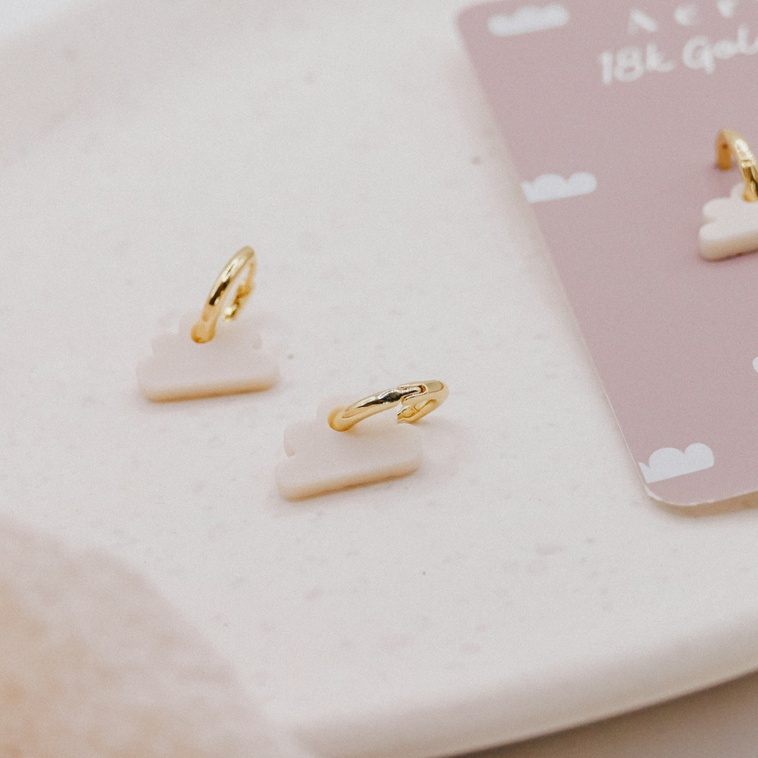 Pendientes de nube criolla en forma de nube blanca chapados en oro de 18 quilates