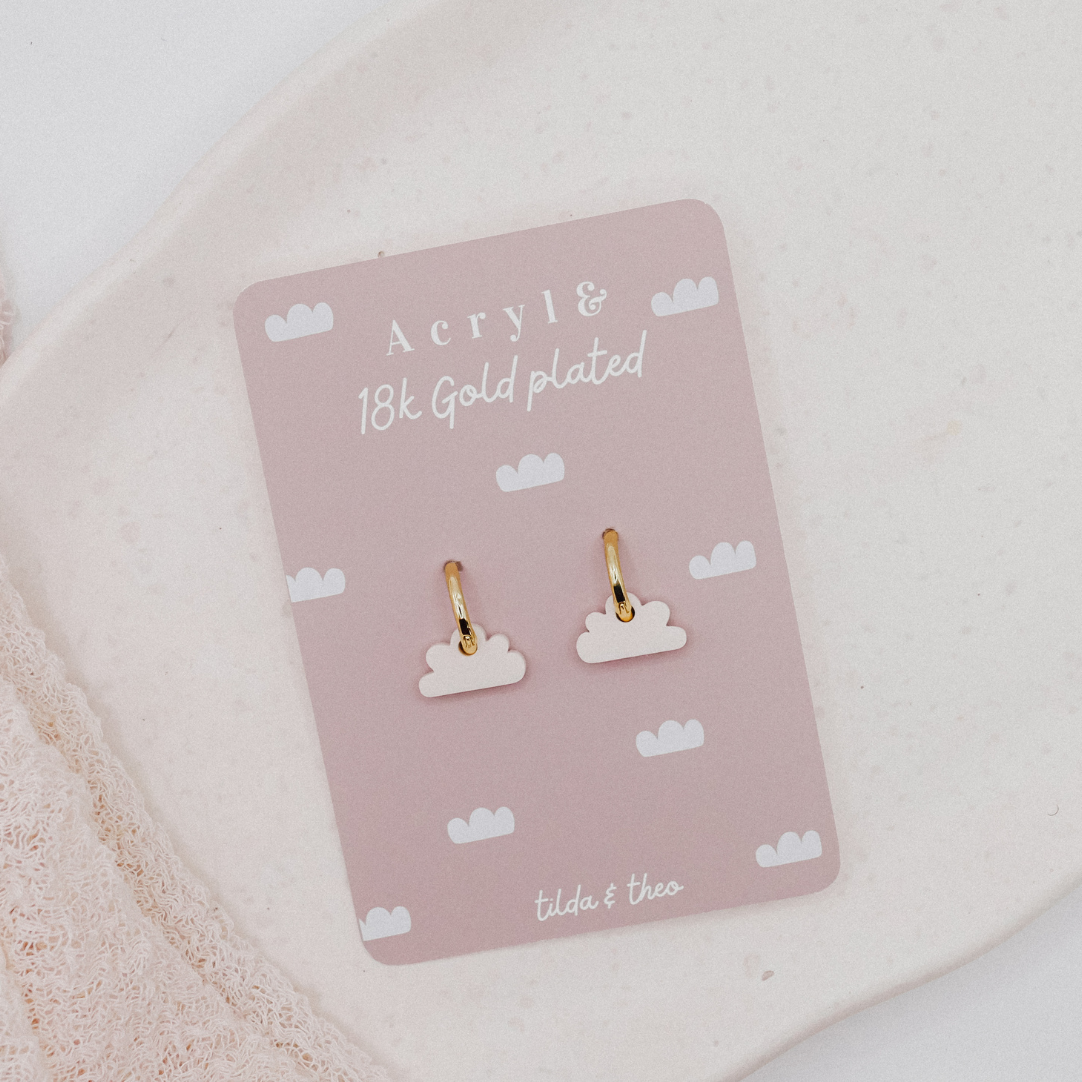 Pendientes de nube criolla en forma de nube blanca chapados en oro de 18 quilates