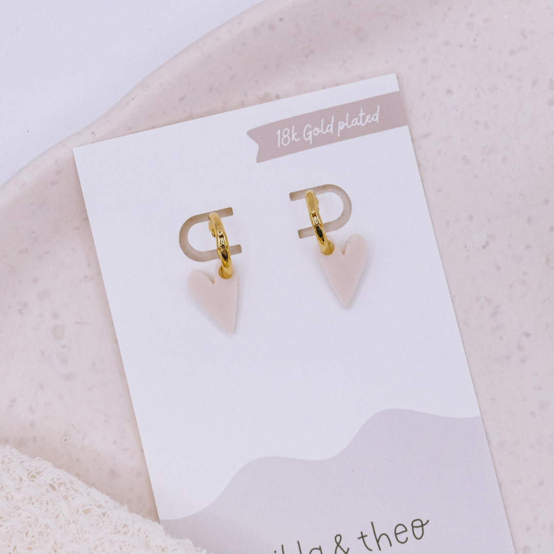 Pendientes en forma de corazón de acrílico criollo con corazones blancos, chapados en oro de 18 quilates