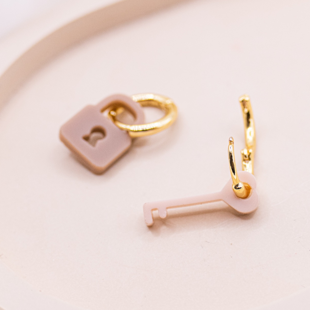 Aretes criollos acrílicos con llave y candado, chapados en oro de 18 k