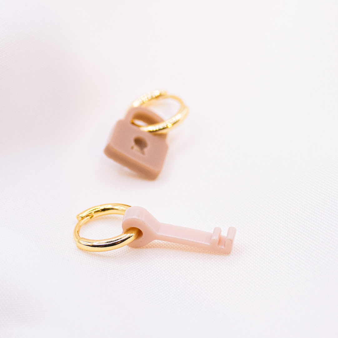 Aretes criollos acrílicos con llave y candado, chapados en oro de 18 k