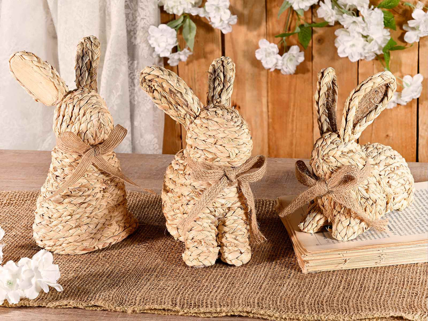 Conejito Decorativo de Pascua en Fibra Natural con Lazo de Yute