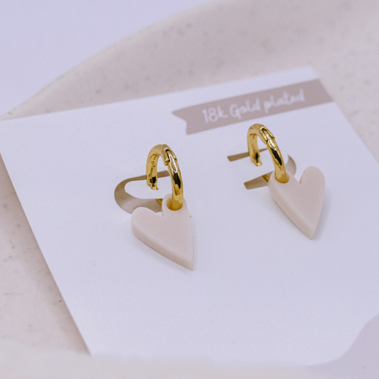 Pendientes en forma de corazón de acrílico criollo con corazones blancos, chapados en oro de 18 quilates