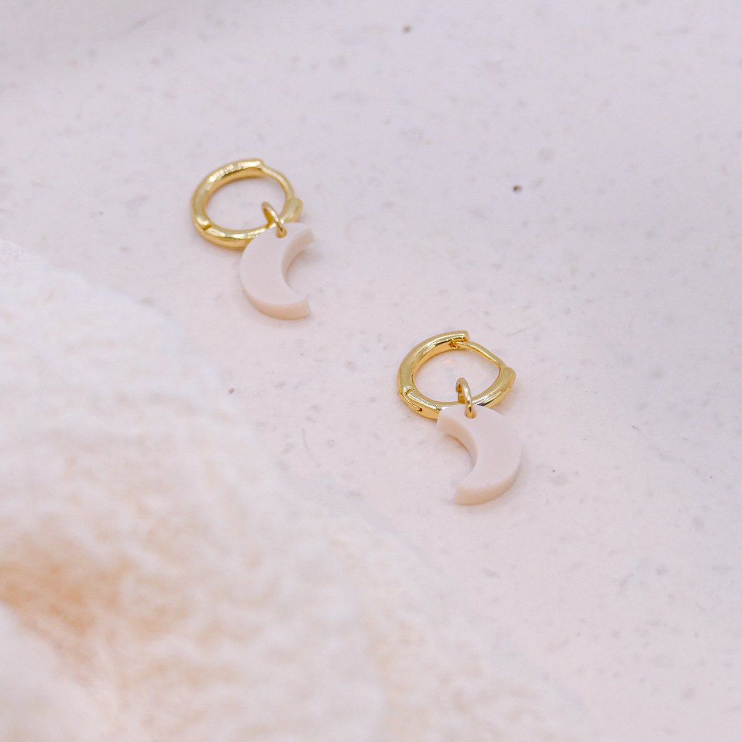 Pendientes de media luna acrílicos Moon Creole, chapados en oro de 18 quilates