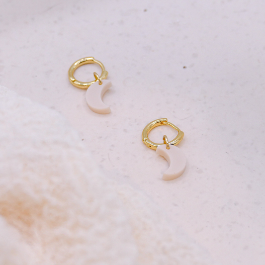 Pendientes de media luna acrílicos Moon Creole, chapados en oro de 18 quilates