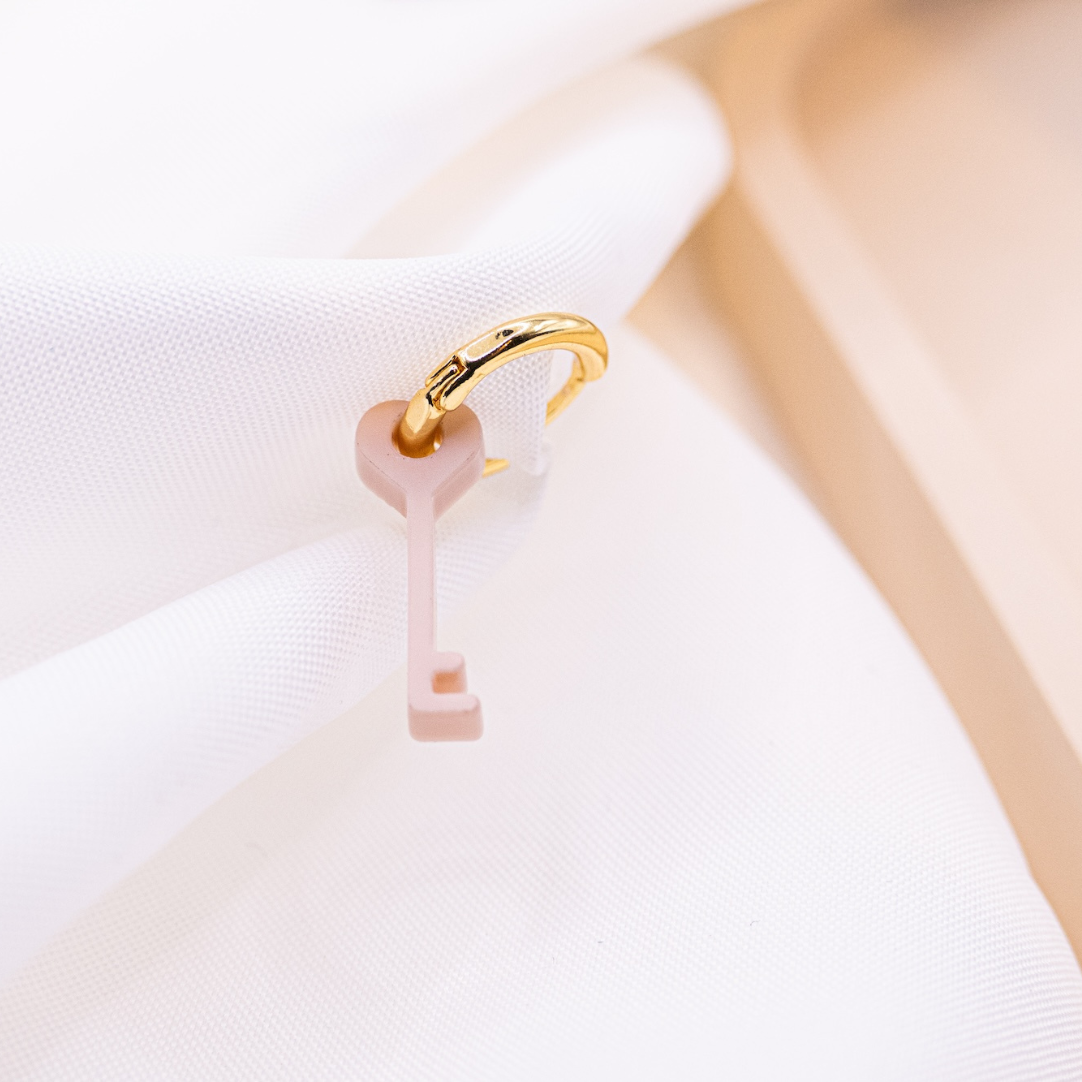 Aretes criollos acrílicos con llave y candado, chapados en oro de 18 k