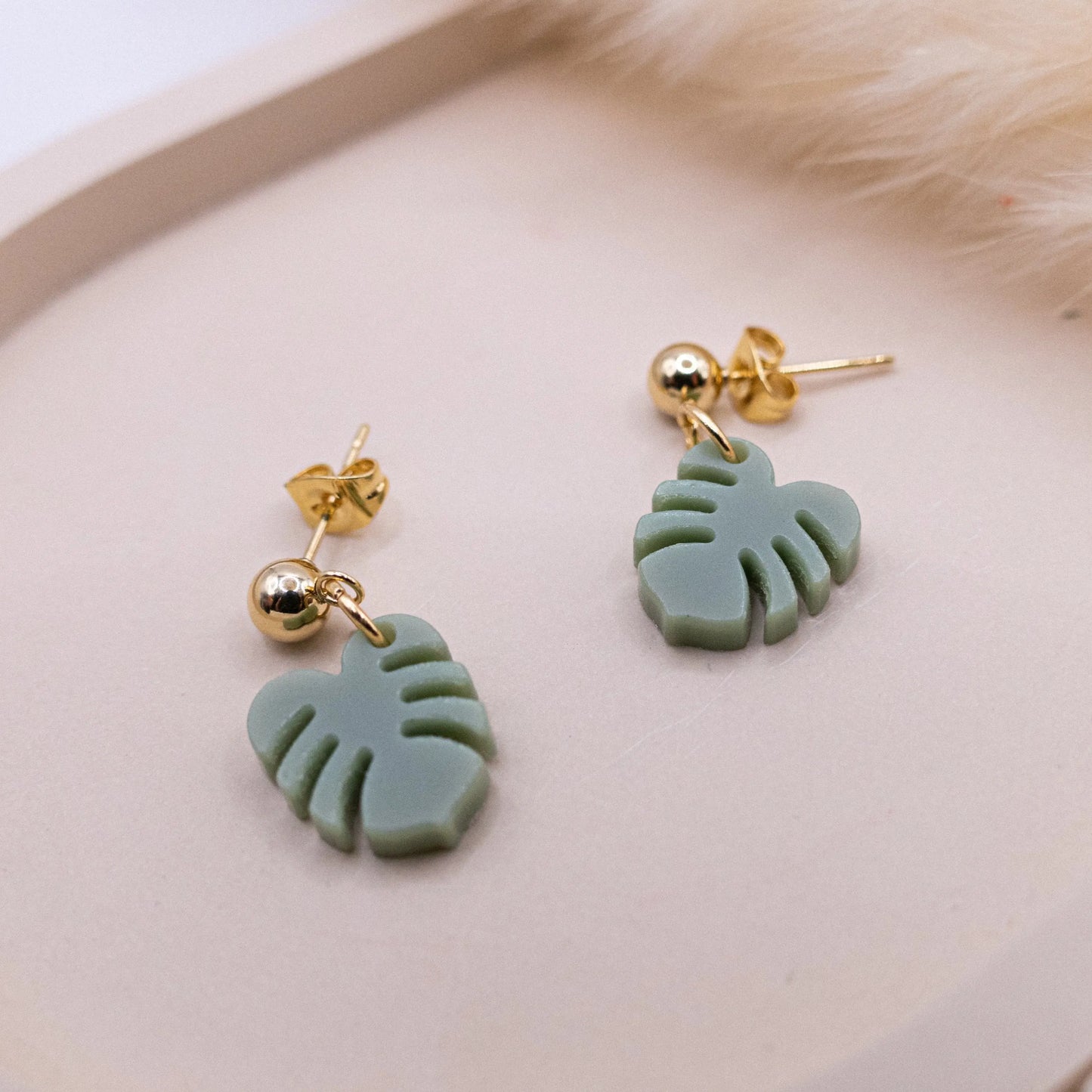 Pendientes acrílicos Monstera: pendientes ligeros con forma de planta de canela