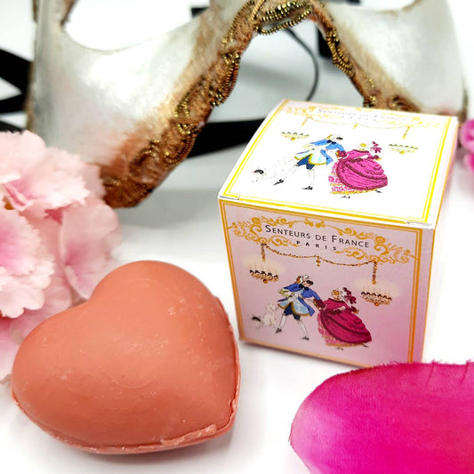 Jabón en forma de corazón con aroma a frutas rojas y caja ilustrada con baile de máscaras real