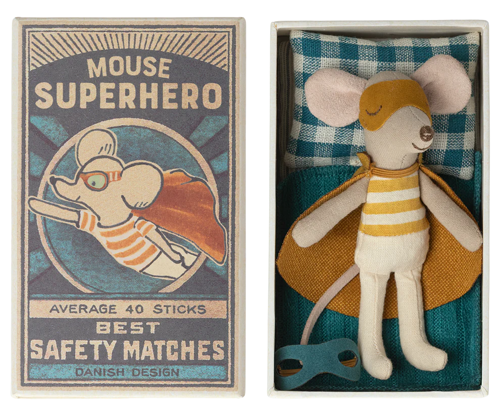 Ratón superhéroe, hermano pequeño en caja de cerillas