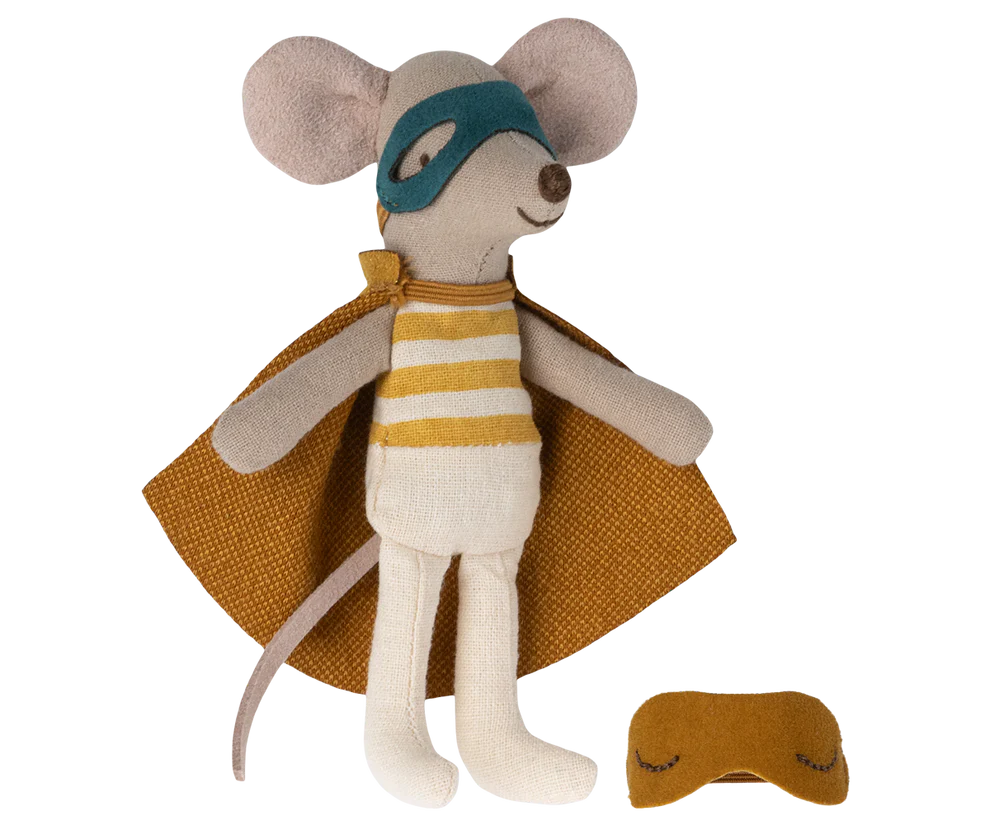 Ratón superhéroe, hermano pequeño en caja de cerillas