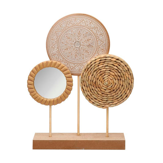 Figura Decorativa en Peana de Ratán y Madera – Estilo Bohemio Natural