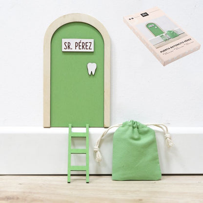 Puerta del Ratoncito Pérez con escalera y bolsita