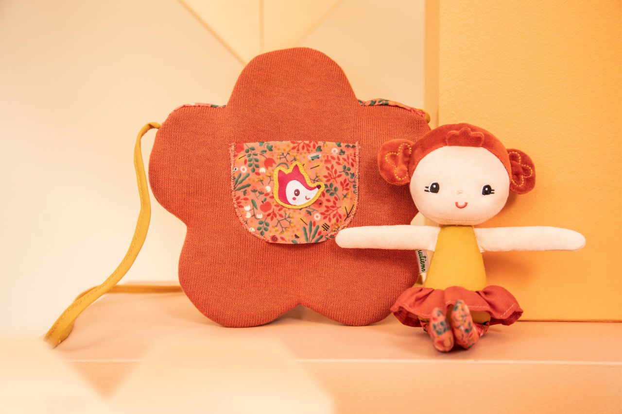 MUÑECA ADÈLE CON BOLSO DE FLOR