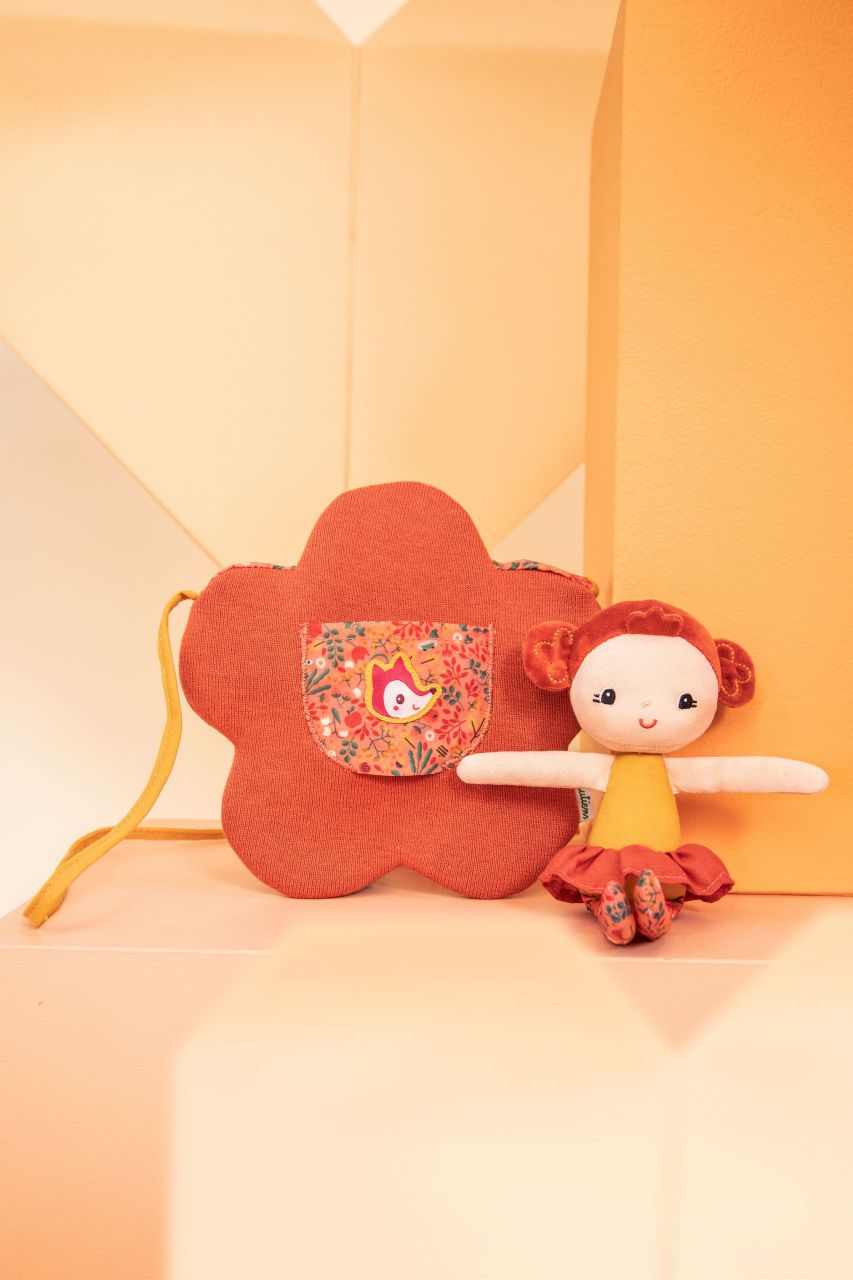 MUÑECA ADÈLE CON BOLSO DE FLOR