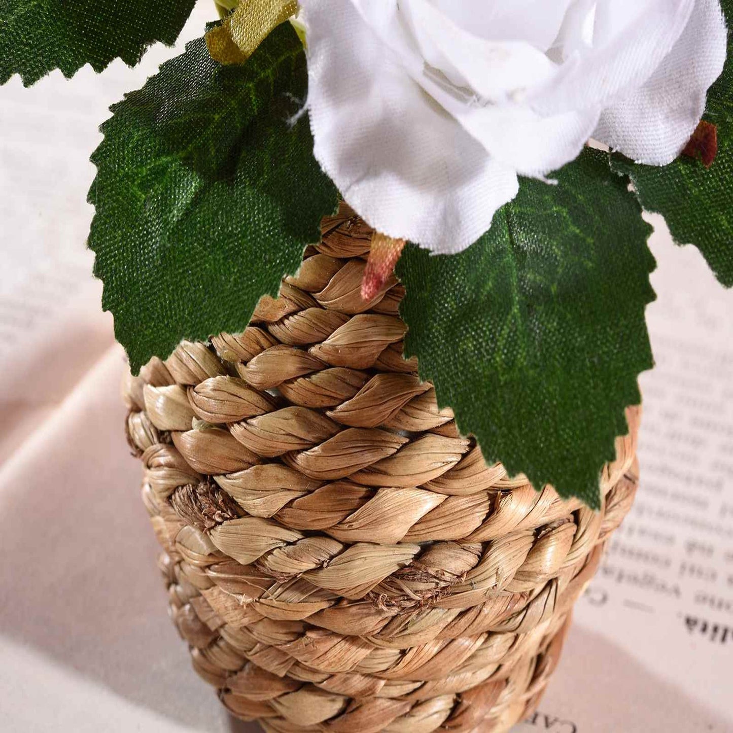 Mini Cesto de Cuerda con Rosas Artificiales – Decoración Elegante