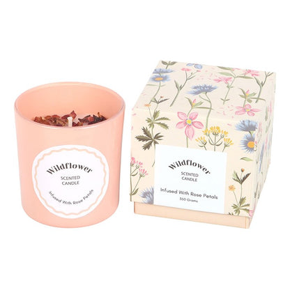 Vela de flores silvestres con pétalos de rosa