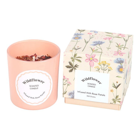 Vela de flores silvestres con pétalos de rosa