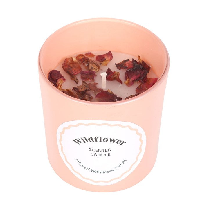 Vela de flores silvestres con pétalos de rosa