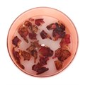 Vela de flores silvestres con pétalos de rosa