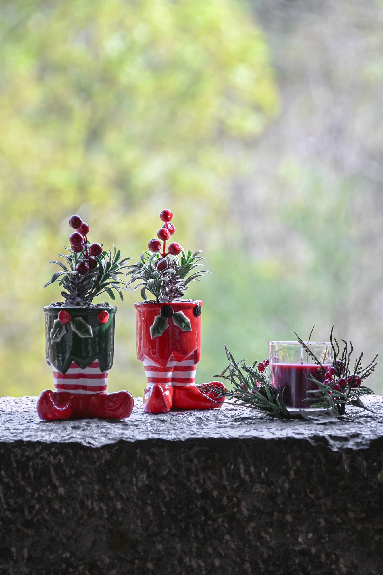 Velas de Navidad Decorativas con Soporte de Cristal y Detalles Naturales – Juego de 2