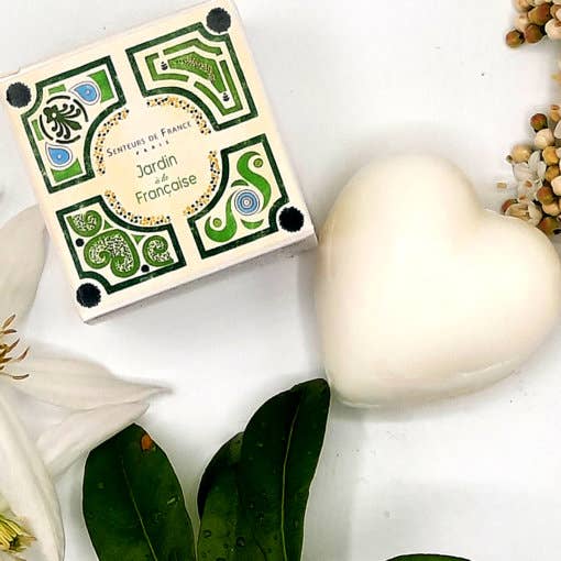 Jabón en forma de corazón con aroma a lirio de los valles y tema de jardín francés